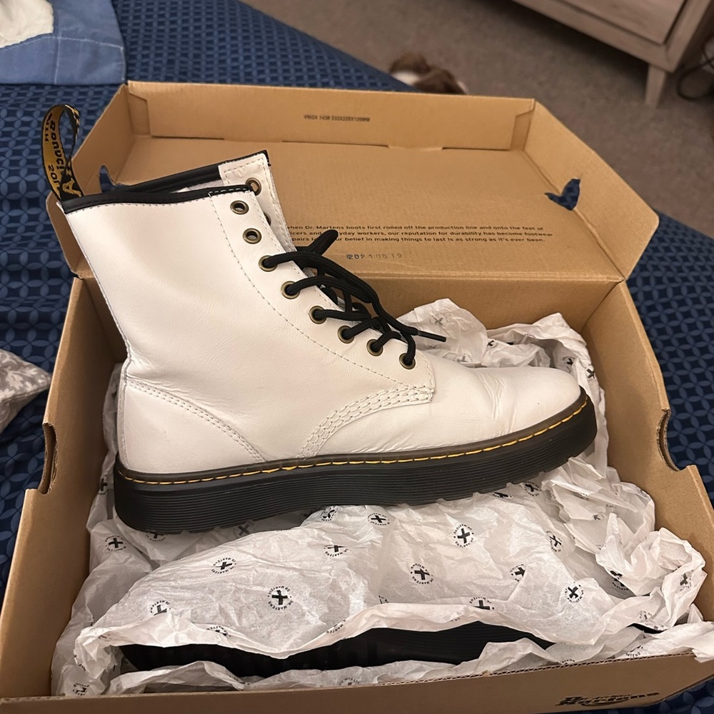 Doc Martens Women’s Size 9 NEW IN BOX